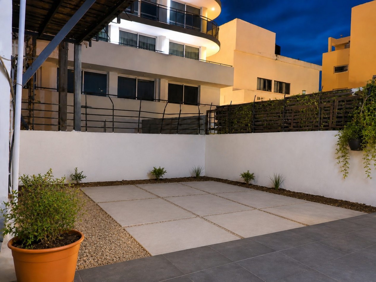 DEPARTAMENTO PARA 4 PERSONAS EN ZONA CENTRICA CON COCHERA Y PATIO 