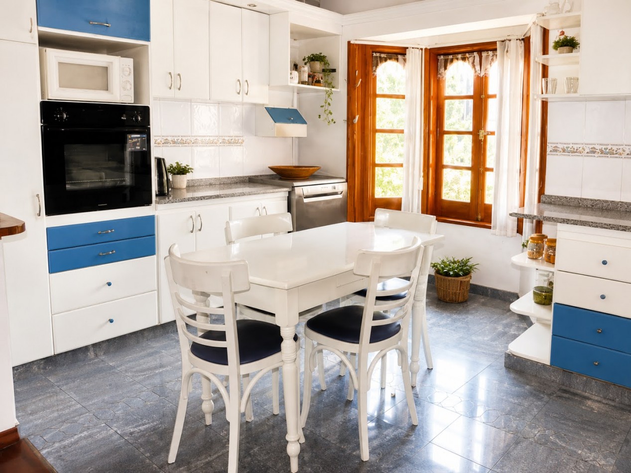 CASA PARA 8 PERSONAS CENTRICA - PILETA - GALERIA - PARRILLA - EQUIPAMIENTO FULL