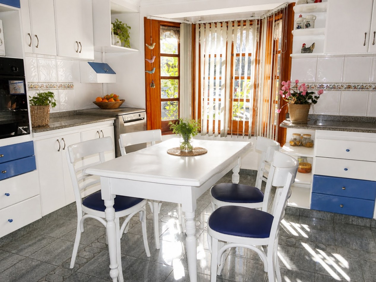 CASA PARA 8 PERSONAS CENTRICA - PILETA - GALERIA - PARRILLA - EQUIPAMIENTO FULL