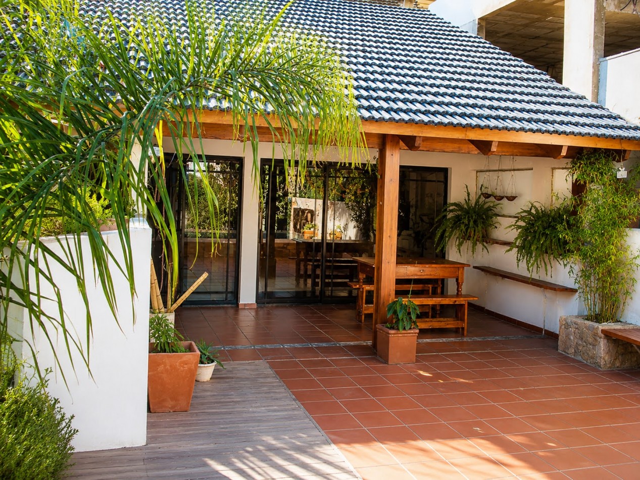 CASA PARA 8 PERSONAS CENTRICA - PILETA - GALERIA - PARRILLA - EQUIPAMIENTO FULL