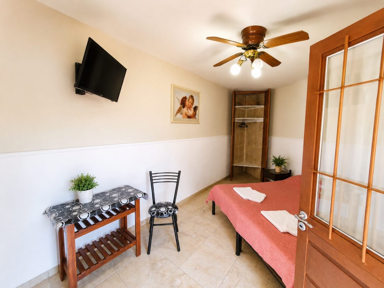 DEPARTAMENTO MONOAMBIENTE PARA 2 PERSONAS FRENTE AL LAGO, CON COCHERA