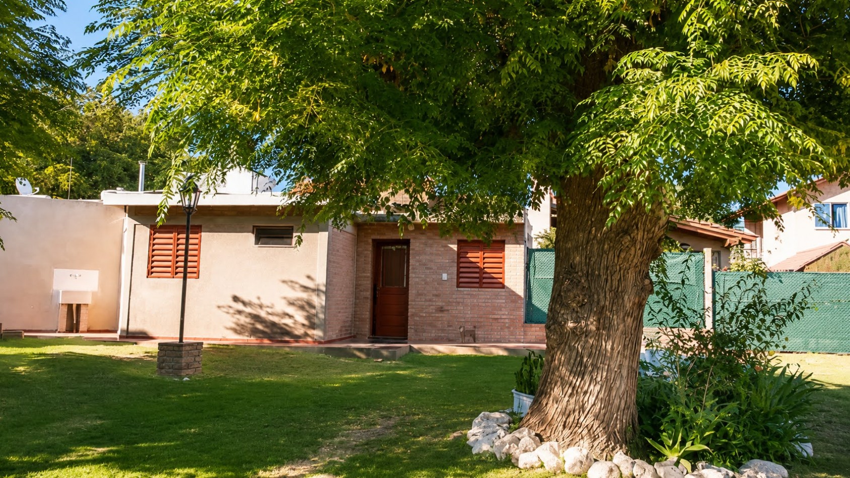 DEPARTAMENTO MONOAMBIENTE PARA 2 PERSONAS FRENTE AL LAGO, CON COCHERA