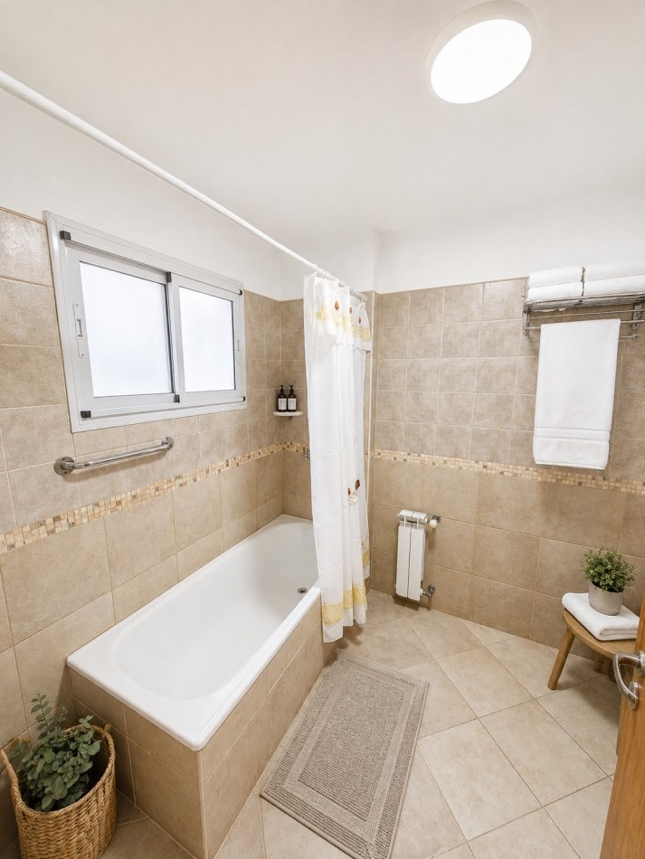 DEPARTAMENTO PARA 4 PERSONAS EN PLENO CENTRO - COCHERA - PISCINA - QUINCHO