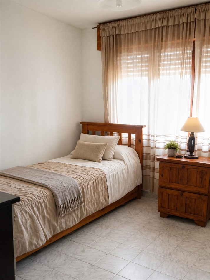 CASA FRENTE AL LAGO - PARA 7 PERSONAS - CON PILETA, QUINCHO, COCHERA