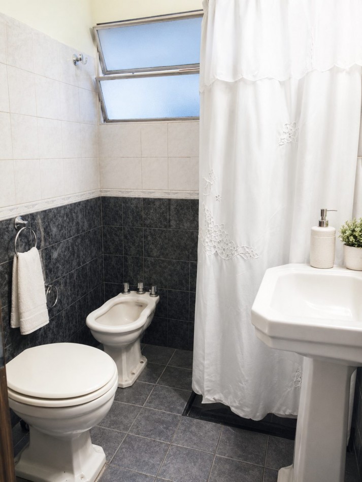 CASA FRENTE AL LAGO - PARA 7 PERSONAS - CON PILETA, QUINCHO, COCHERA