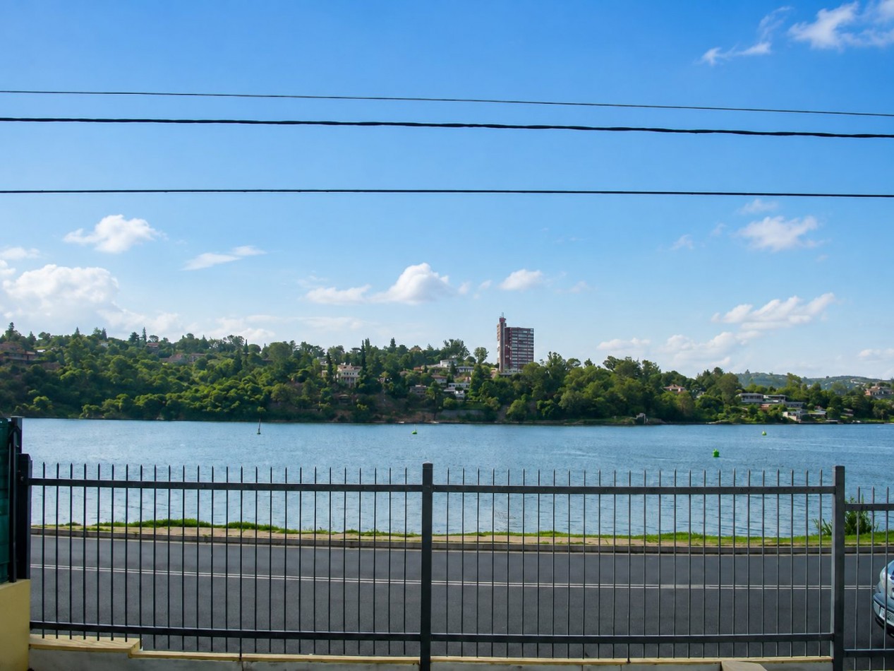 CASA FRENTE AL LAGO - PARA 7 PERSONAS - CON PILETA, QUINCHO, COCHERA
