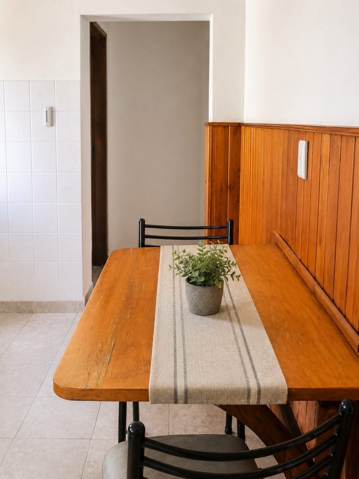 CASA FRENTE AL LAGO - PARA 7 PERSONAS - CON PILETA, QUINCHO, COCHERA
