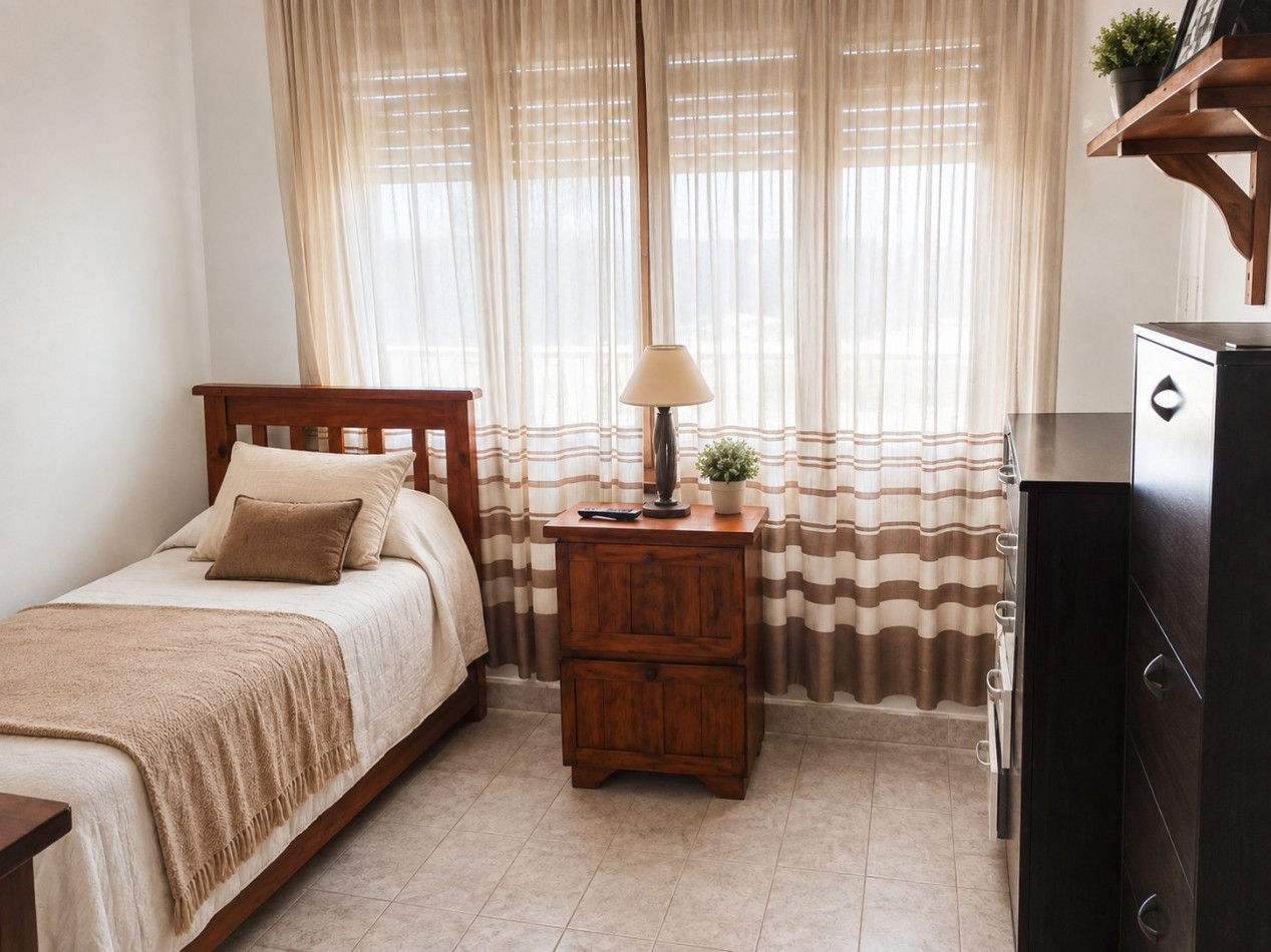 CASA FRENTE AL LAGO - PARA 7 PERSONAS - CON PILETA, QUINCHO, COCHERA