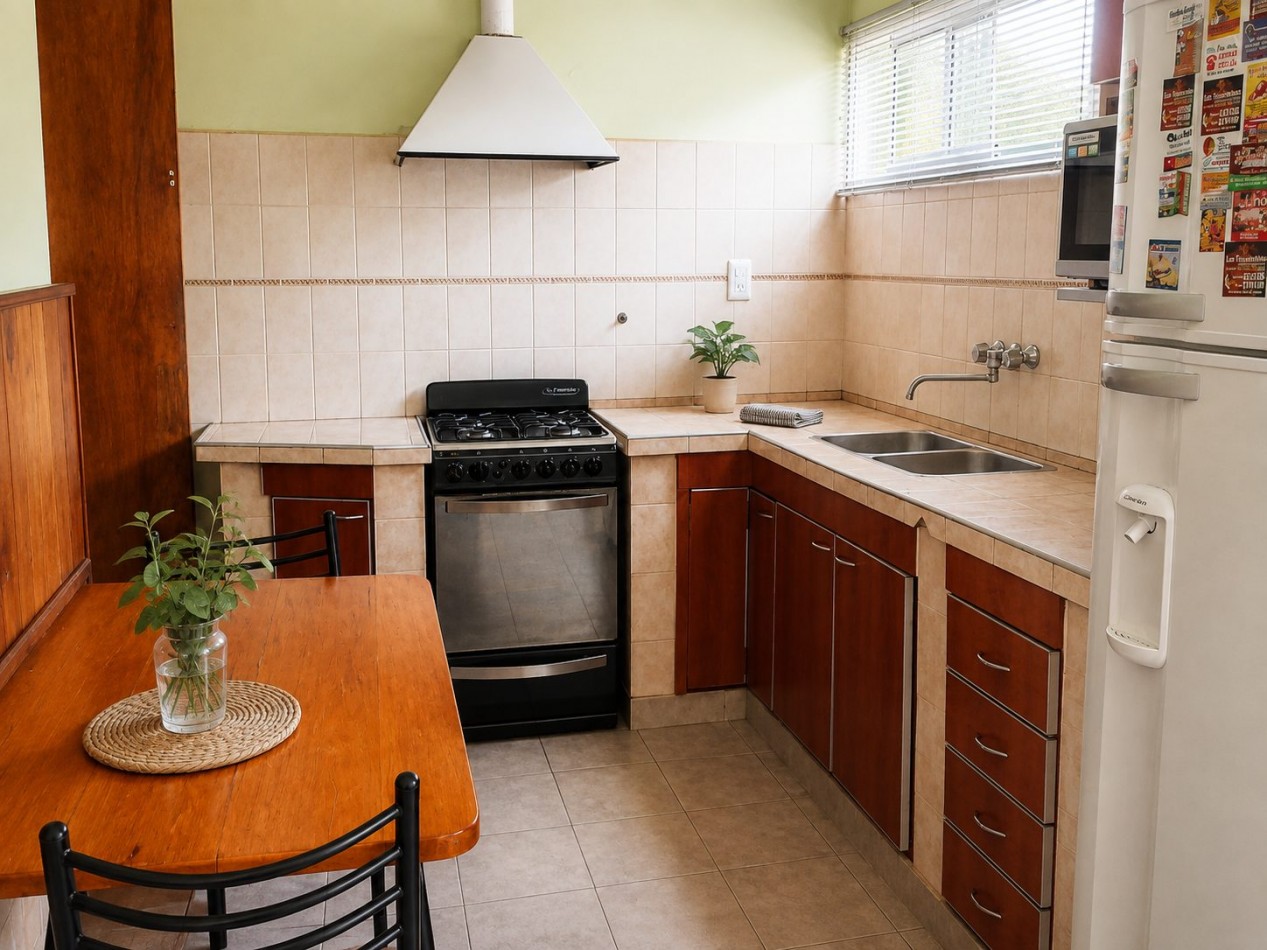 CASA FRENTE AL LAGO - PARA 7 PERSONAS - CON PILETA, QUINCHO, COCHERA
