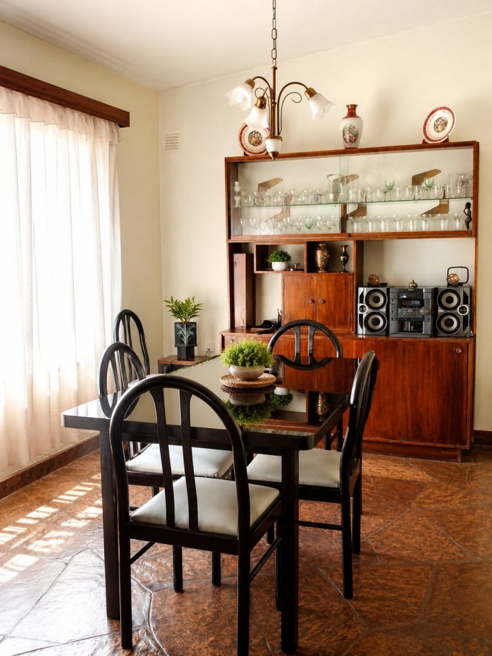 CASA FRENTE AL LAGO - PARA 7 PERSONAS - CON PILETA, QUINCHO, COCHERA