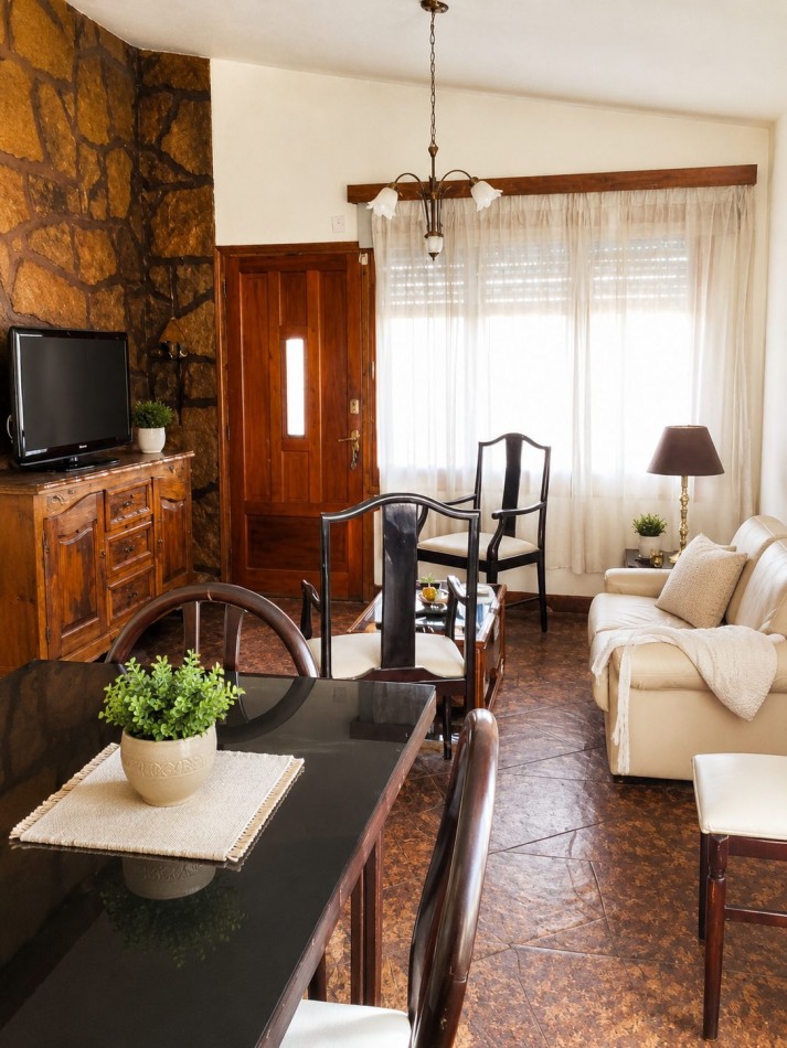 CASA FRENTE AL LAGO - PARA 7 PERSONAS - CON PILETA, QUINCHO, COCHERA
