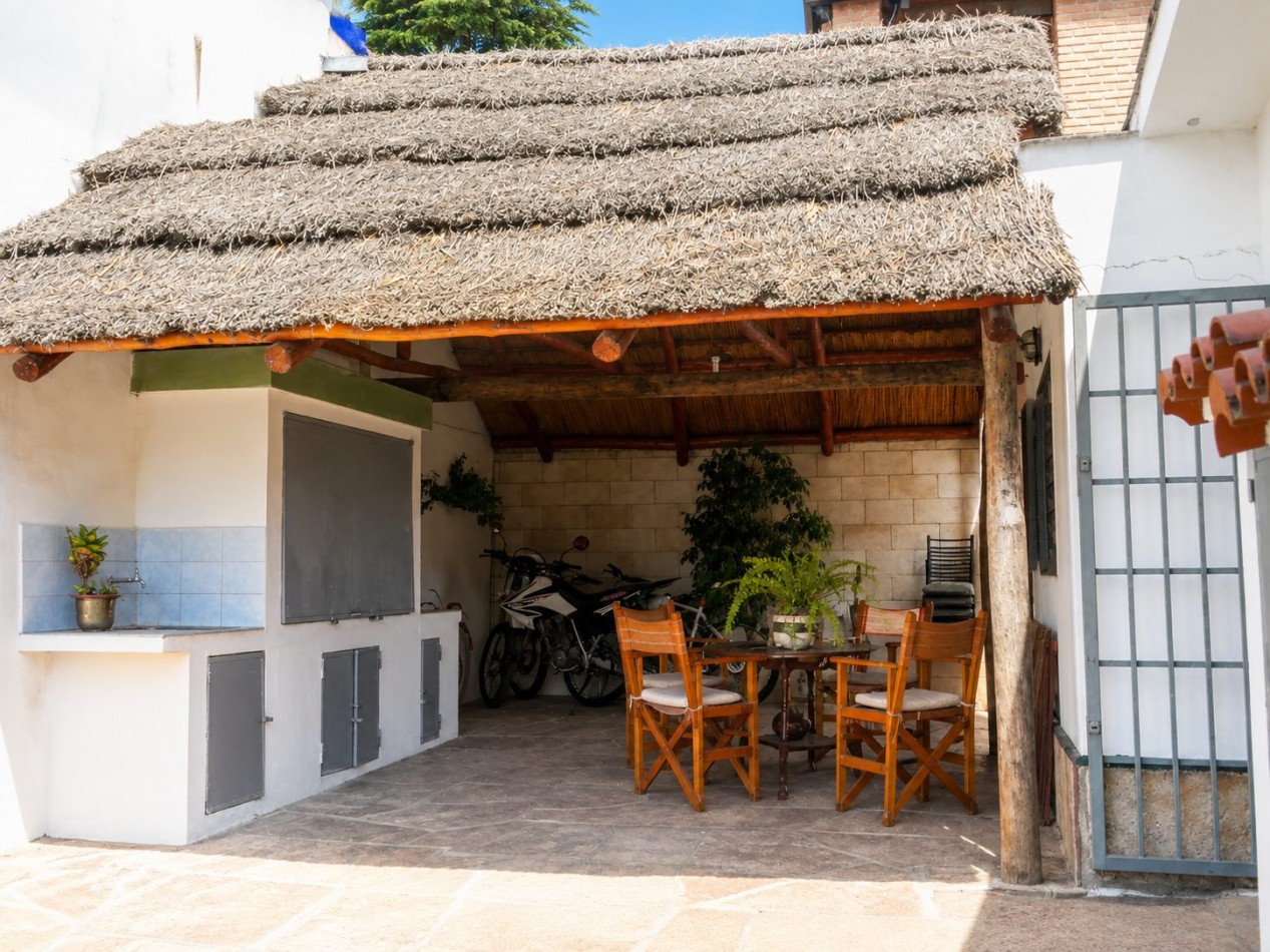 CASA FRENTE AL LAGO - PARA 7 PERSONAS - CON PILETA, QUINCHO, COCHERA