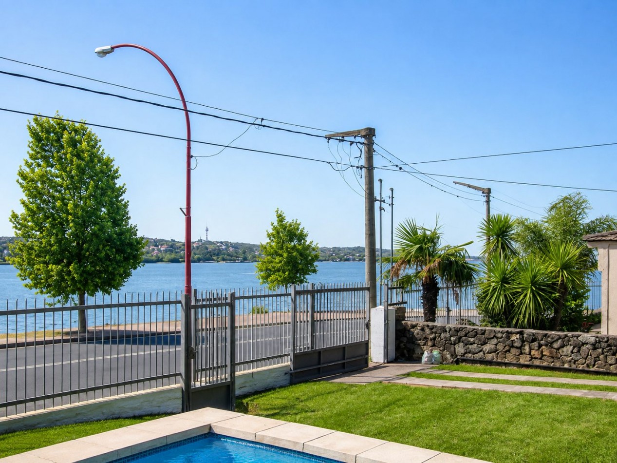 CASA FRENTE AL LAGO - PARA 7 PERSONAS - CON PILETA, QUINCHO, COCHERA