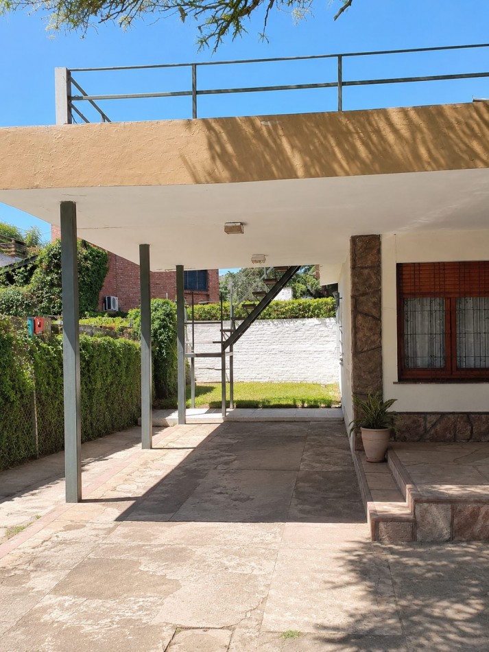 CASA FRENTE AL LAGO - PARA 7 PERSONAS - CON PILETA, QUINCHO, COCHERA