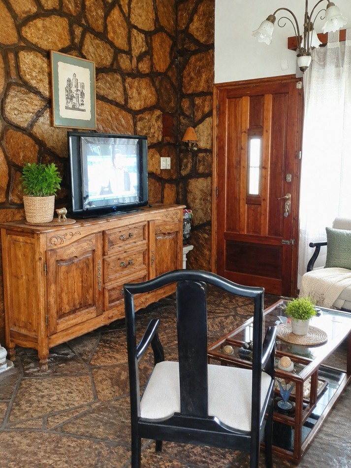 CASA FRENTE AL LAGO - PARA 7 PERSONAS - CON PILETA, QUINCHO, COCHERA