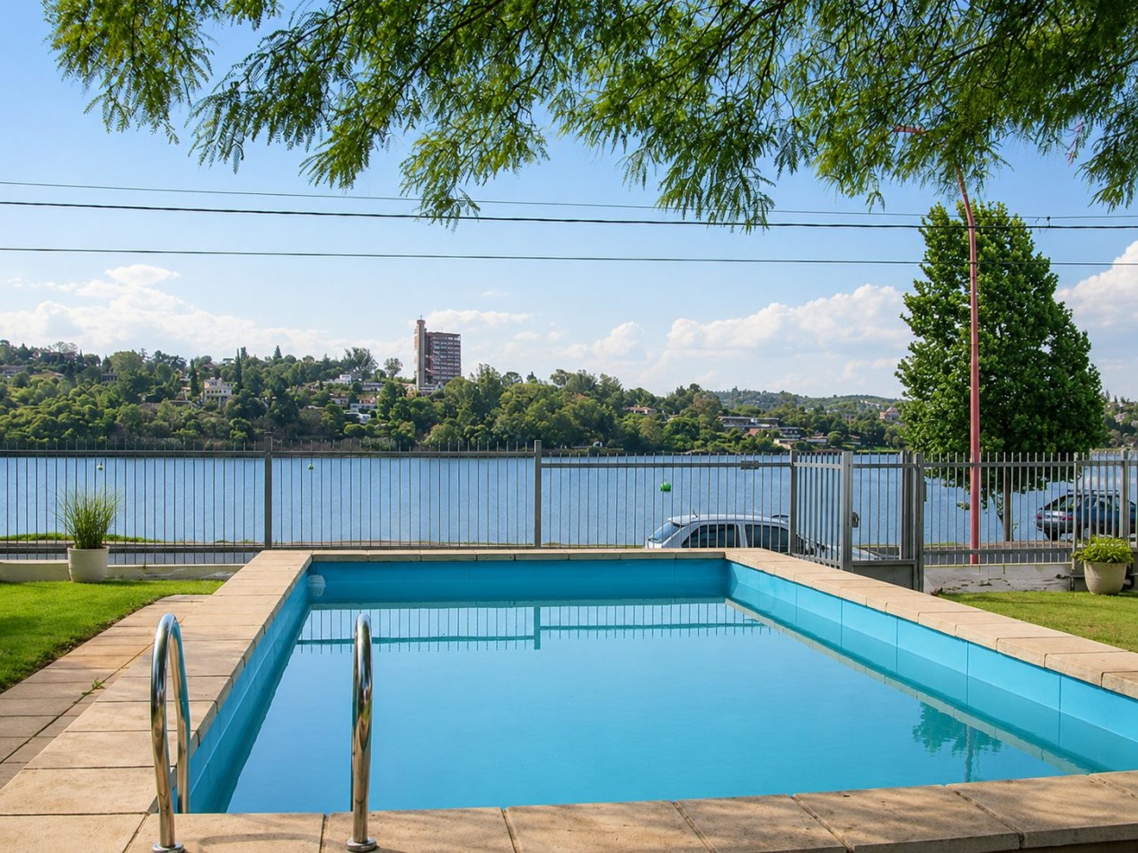 CASA FRENTE AL LAGO - PARA 7 PERSONAS - CON PILETA, QUINCHO, COCHERA