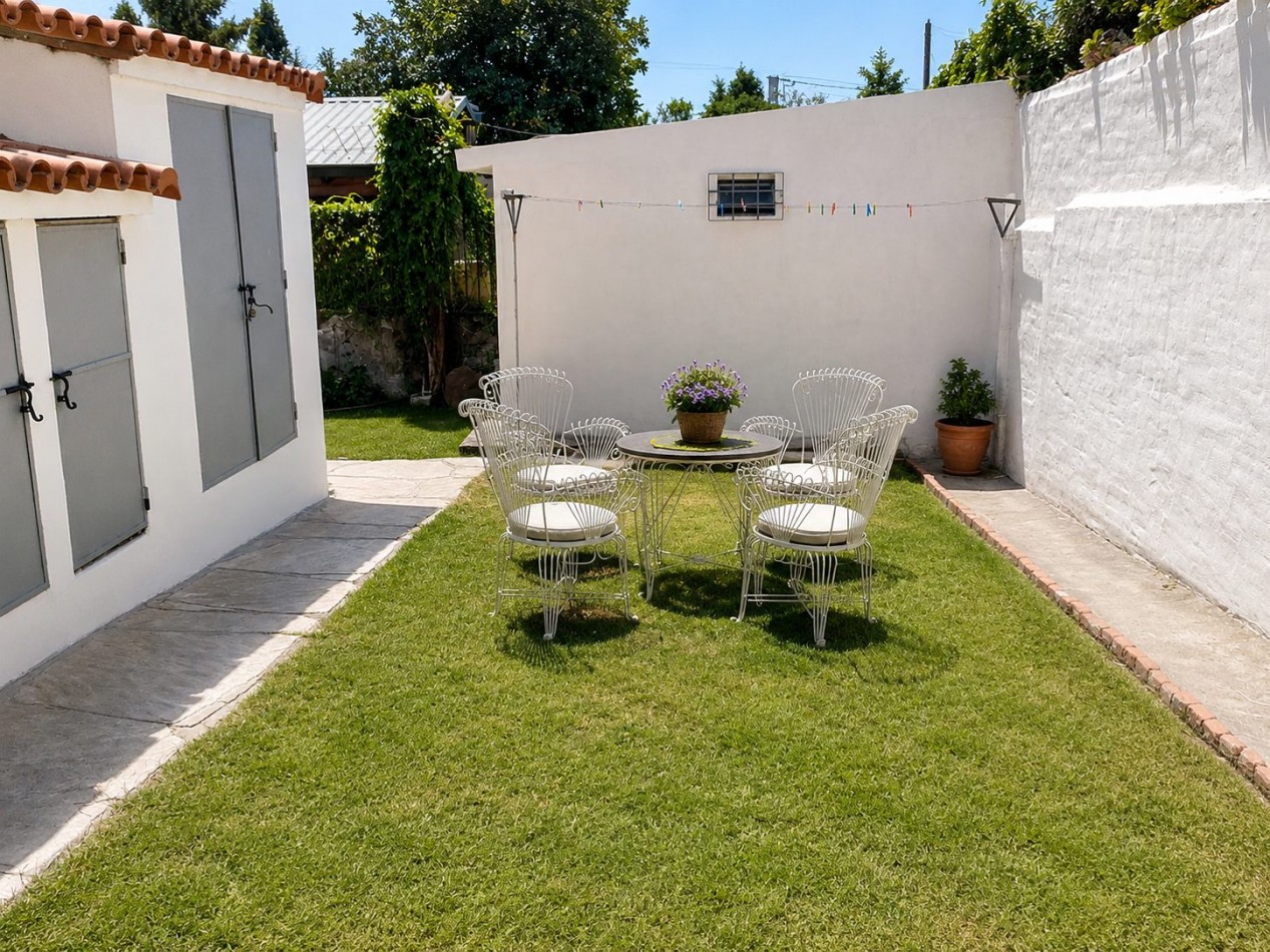 CASA FRENTE AL LAGO - PARA 7 PERSONAS - CON PILETA, QUINCHO, COCHERA