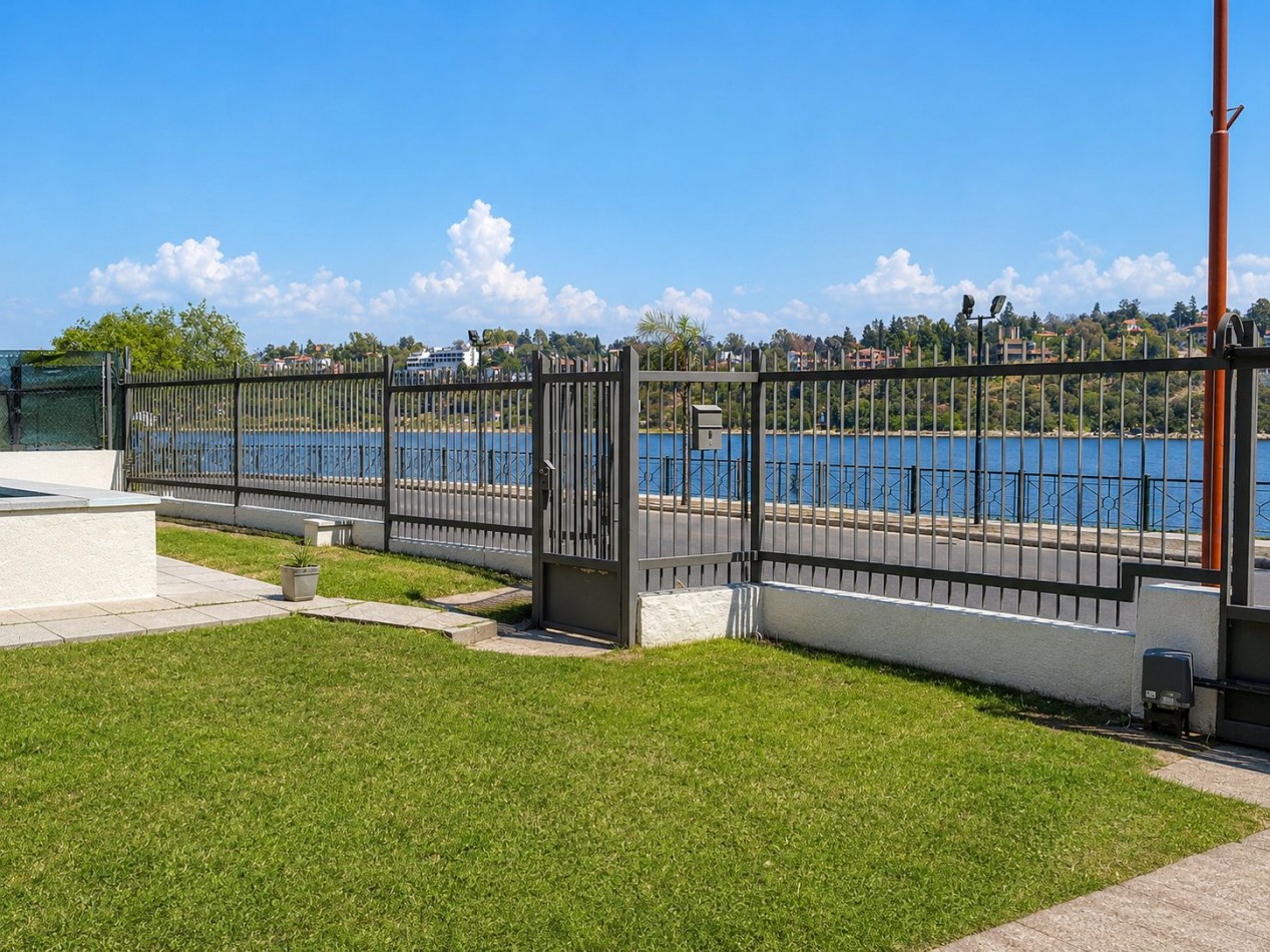 CASA FRENTE AL LAGO - PARA 7 PERSONAS - CON PILETA, QUINCHO, COCHERA