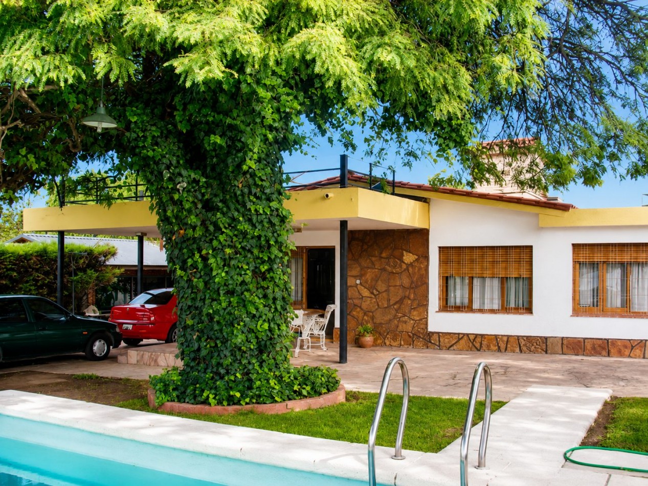 CASA FRENTE AL LAGO - PARA 7 PERSONAS - CON PILETA, QUINCHO, COCHERA