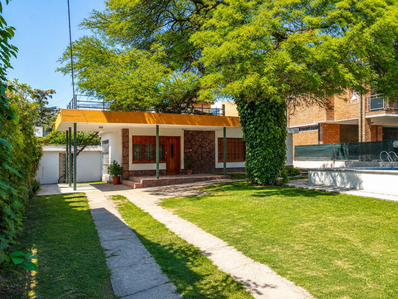 CASA FRENTE AL LAGO - PARA 7 PERSONAS - CON PILETA, QUINCHO, COCHERA