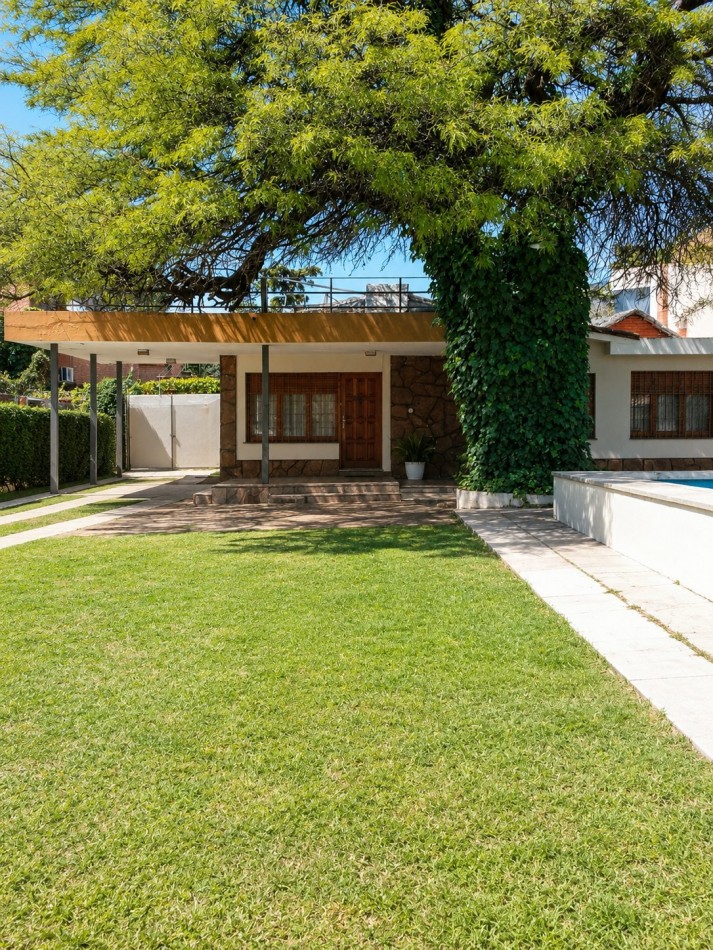 CASA FRENTE AL LAGO - PARA 7 PERSONAS - CON PILETA, QUINCHO, COCHERA