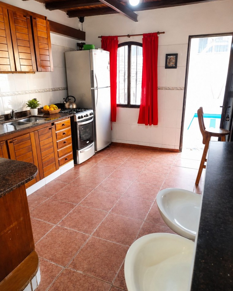 CASA PARA 10 PERSONAS - CON PILETA Y QUINCHO - CENTRICA