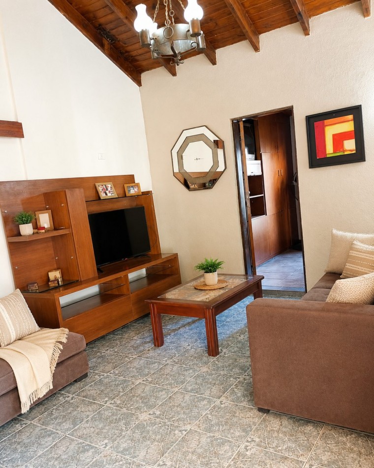 CASA PARA 10 PERSONAS - CON PILETA Y QUINCHO - CENTRICA