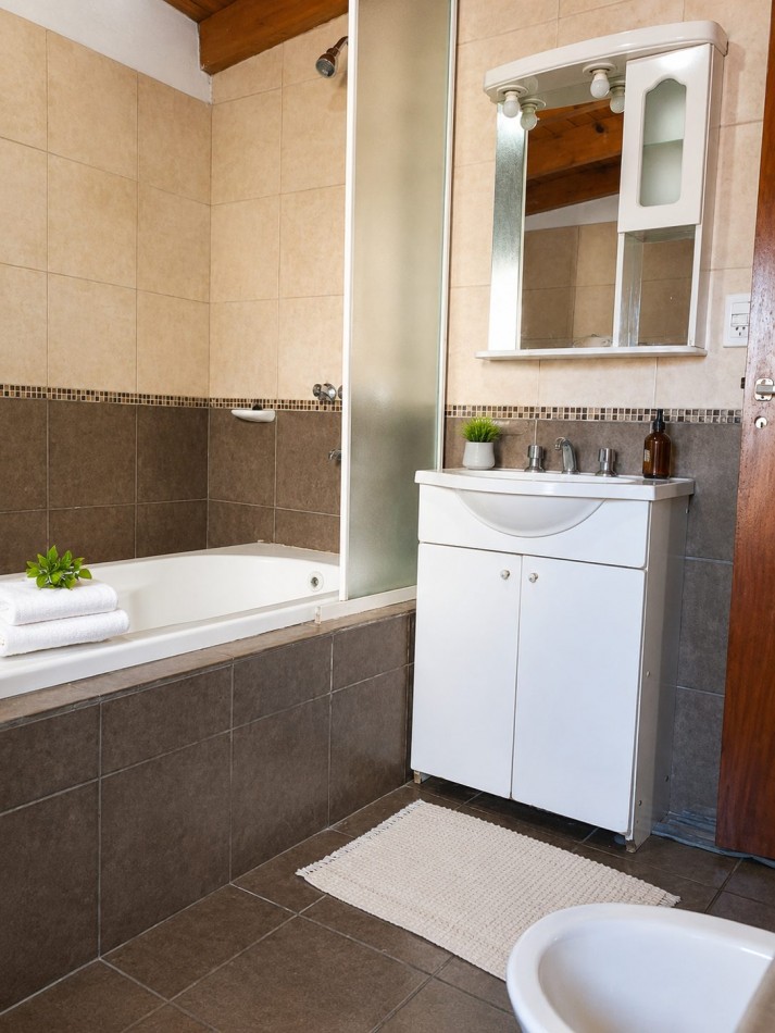 CASA PARA 10 PERSONAS - CON PILETA Y QUINCHO - CENTRICA