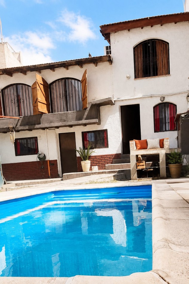 CASA PARA 10 PERSONAS - CON PILETA Y QUINCHO - CENTRICA