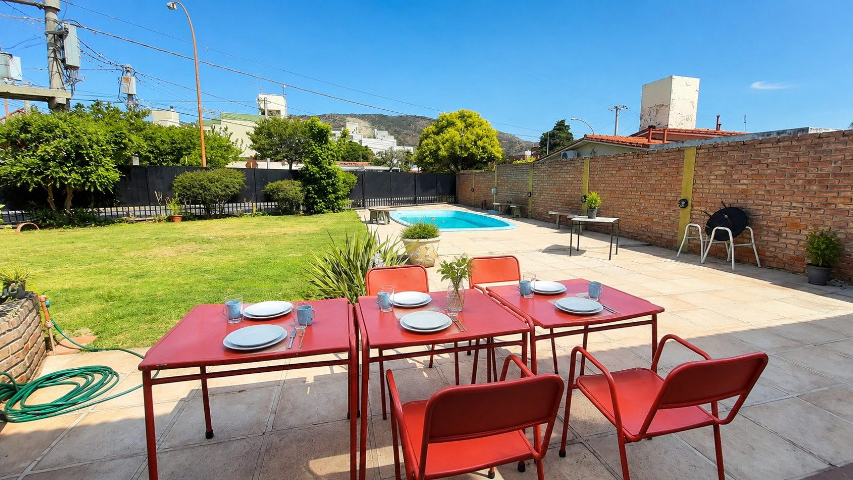 CASA PARA 6 PERSONAS (2 DORMITORIOS) CON PILETA Y PARQUE