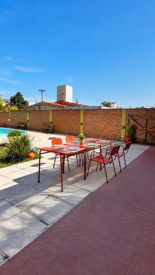 CASA PARA 6 PERSONAS (2 DORMITORIOS) CON PILETA Y PARQUE