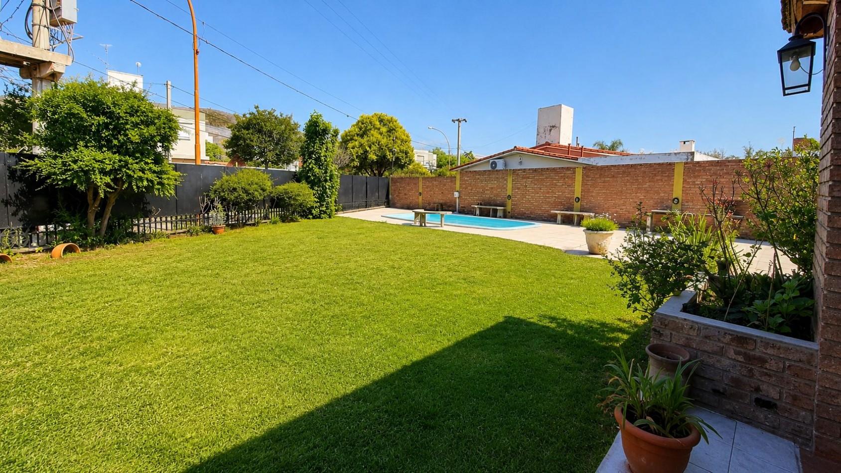 CASA PARA 6 PERSONAS (2 DORMITORIOS) CON PILETA Y PARQUE