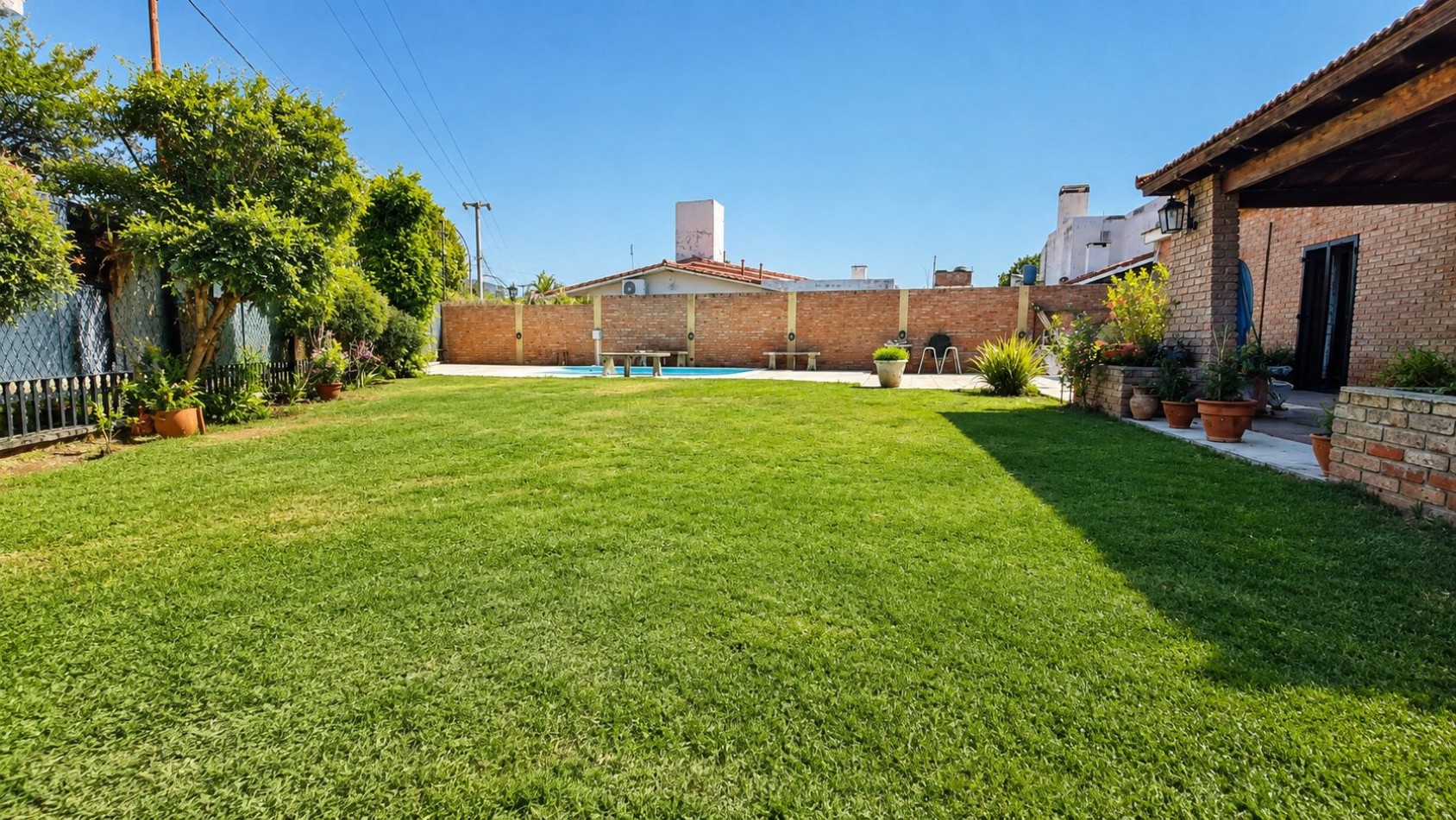 CASA PARA 6 PERSONAS (2 DORMITORIOS) CON PILETA Y PARQUE