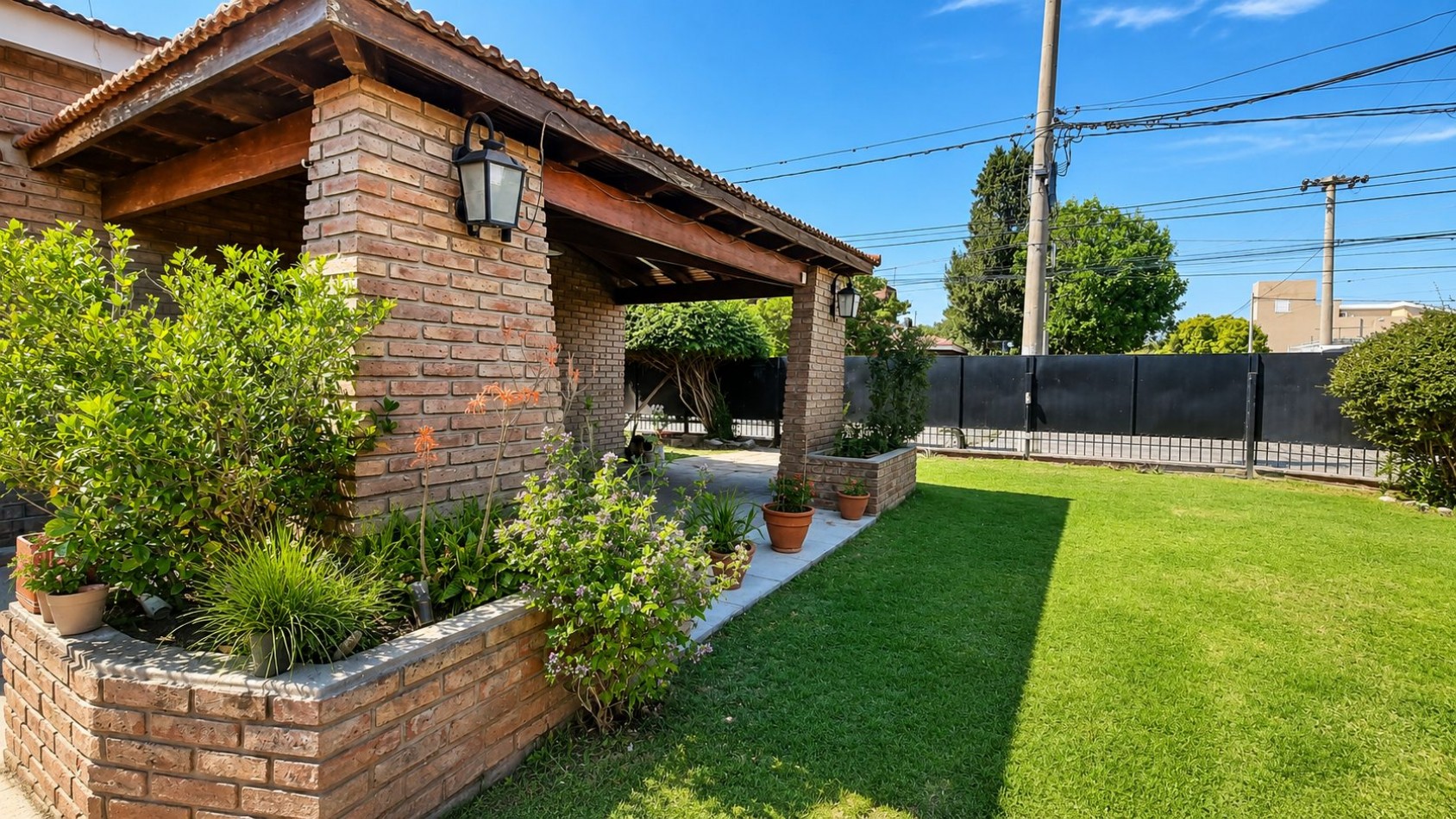 CASA PARA 6 PERSONAS (2 DORMITORIOS) CON PILETA Y PARQUE