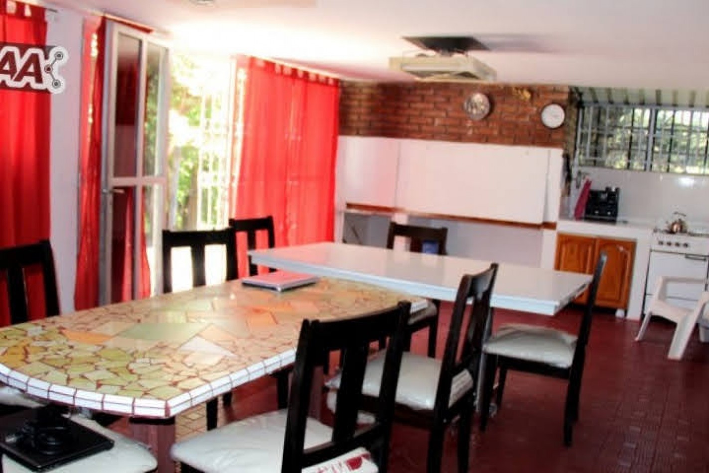CASA PARA 11 PERSONAS CON PARQUE, PILETA Y QUINCHO