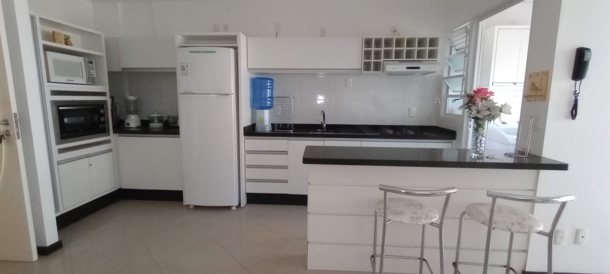 DEPARTAMENTOS PARA 6 A METROS DEL MAR CON BALCON Y COCHERA