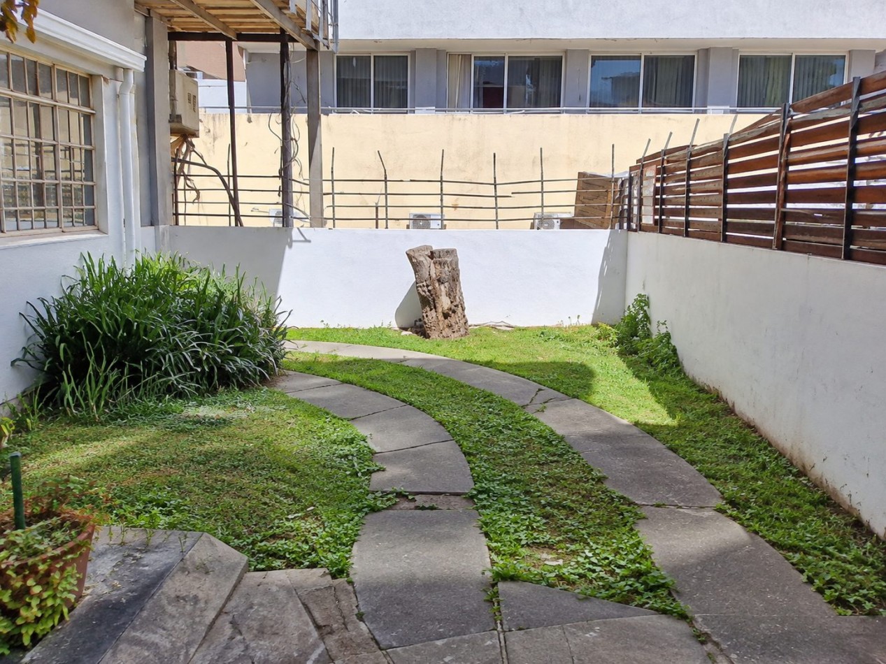 DEPARTAMENTO PARA 4 PERSONAS EN ZONA CENTRICA CON COCHERA Y PATIO 