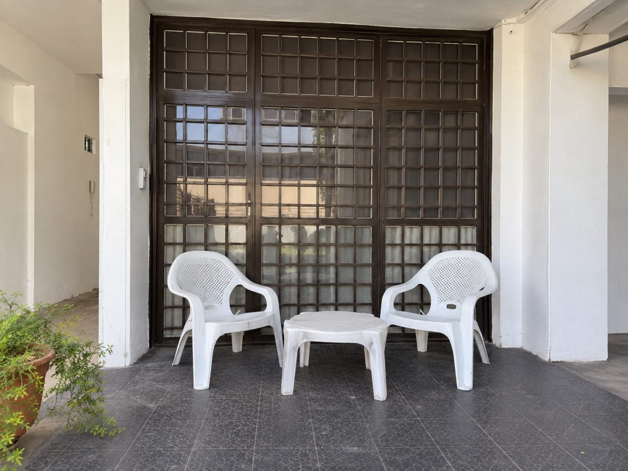 DEPARTAMENTO PARA 4 PERSONAS EN ZONA CENTRICA CON COCHERA Y PATIO 