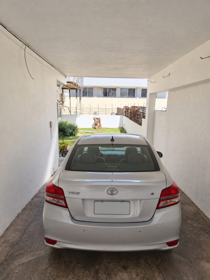 DEPARTAMENTO PARA 4 PERSONAS EN ZONA CENTRICA CON COCHERA Y PATIO 