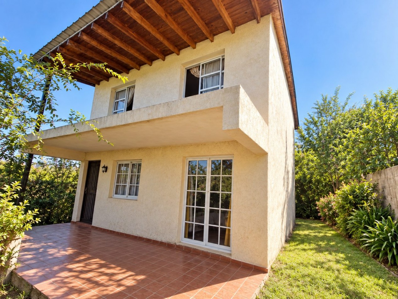2 CASAS EN VENTA EN MISMO TERRENIO CON PILETA, QUINCHO, COCHERA, GALERIA! 