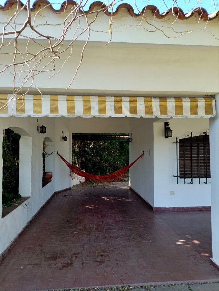 CHALET CON GRAN PARQUE - PISCINA Y HERMOSA VISTA AL LAGO 