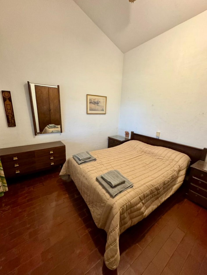 CHALET CON GRAN PARQUE - PISCINA Y HERMOSA VISTA AL LAGO 