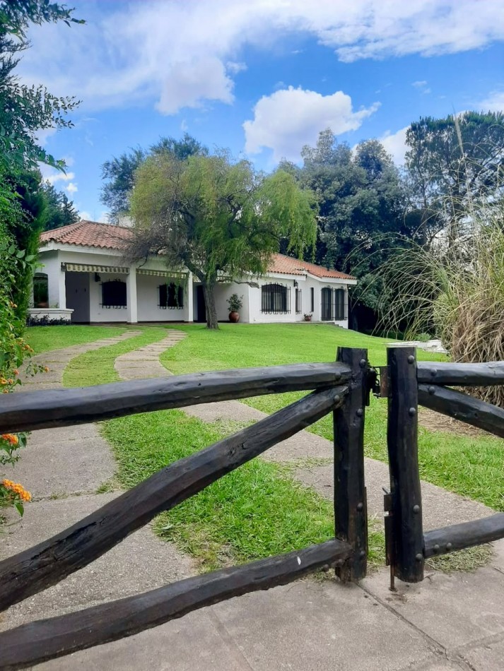 CHALET CON GRAN PARQUE - PISCINA Y HERMOSA VISTA AL LAGO 