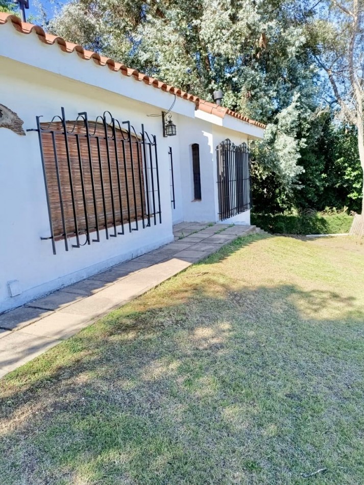 CHALET CON GRAN PARQUE - PISCINA Y HERMOSA VISTA AL LAGO 
