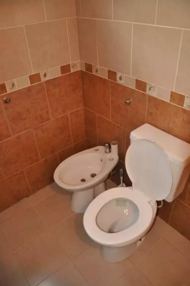 2 CASAS EN VENTA EN MISMO TERRENIO CON PILETA, QUINCHO, COCHERA, GALERIA! 