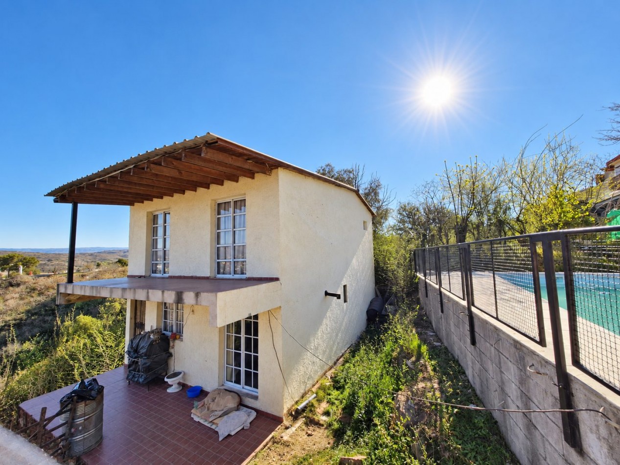2 CASAS EN VENTA EN MISMO TERRENIO CON PILETA, QUINCHO, COCHERA, GALERIA! 