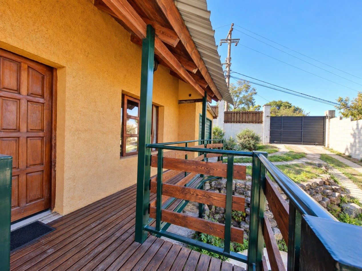 2 CASAS EN VENTA EN MISMO TERRENIO CON PILETA, QUINCHO, COCHERA, GALERIA! 