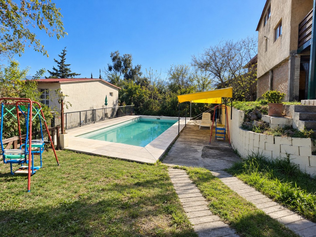2 CASAS EN VENTA EN MISMO TERRENIO CON PILETA, QUINCHO, COCHERA, GALERIA! 
