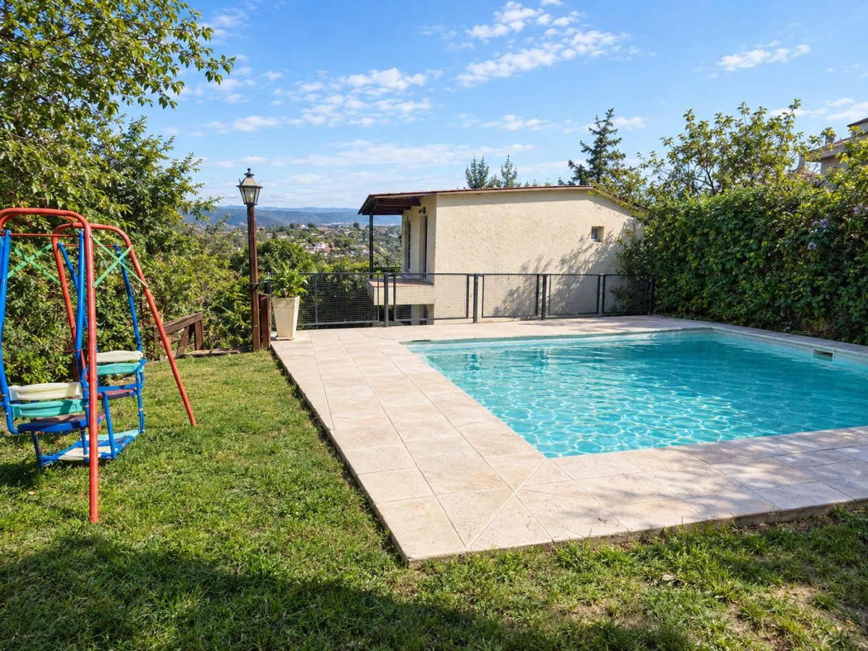 2 CASAS EN VENTA EN MISMO TERRENIO CON PILETA, QUINCHO, COCHERA, GALERIA! 