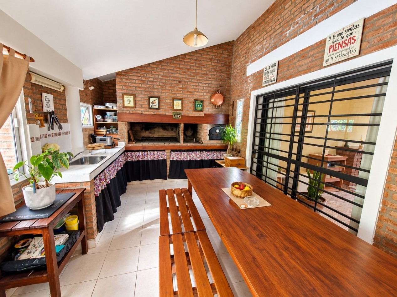 CASA DE CATEGORIA EN BARRIO JOSE MUÑOZ - TRES DORMITORIOS - PISCINA 